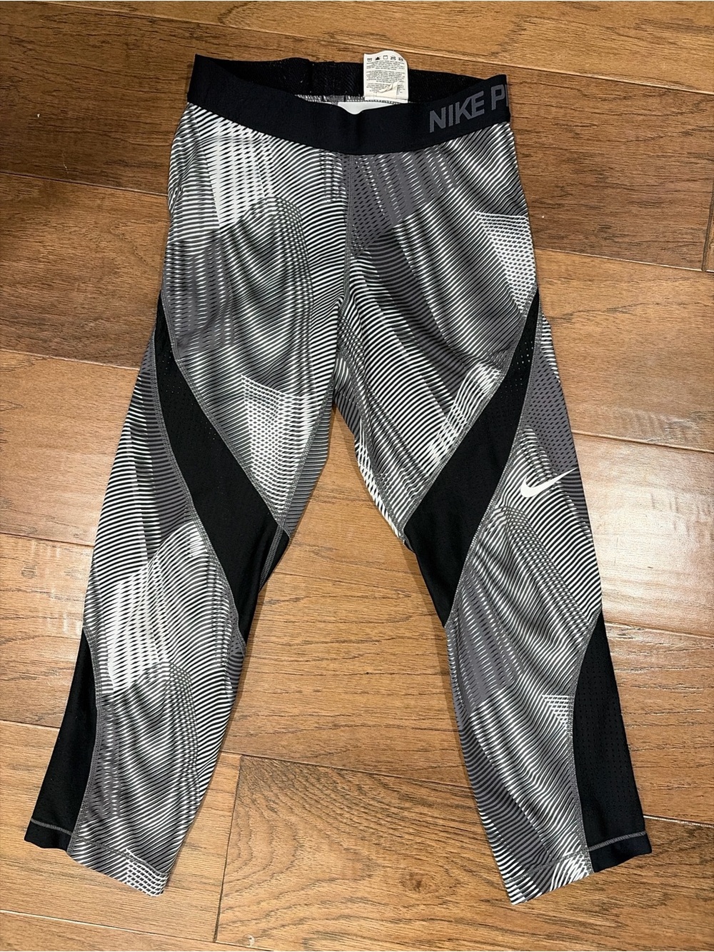 Nike women’s ' Black & Gray Performance Capri Leggings